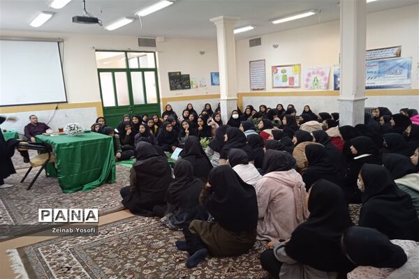 محفل انس با قرآن کریم در دبیرستان فرزانگان مه ولات