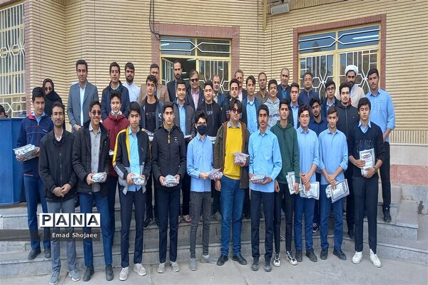تجلیل از برترین‌های آموزشی و ورزشی دبیرستان نمونه آیت الله خامنه‌ای کاشمر