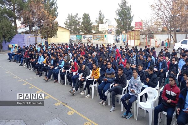 تجلیل از برترین‌های آموزشی و ورزشی دبیرستان نمونه آیت الله خامنه‌ای کاشمر