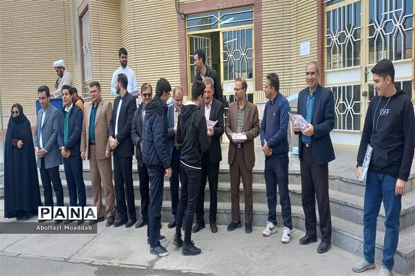 تجلیل از برترین‌های آموزشی و ورزشی دبیرستان نمونه آیت الله خامنه‌ای کاشمر