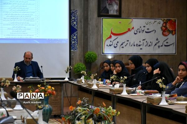 نشست صمیمانه دانش‌آموزان با مدیرآموزش و پرورش ناحیه پنج