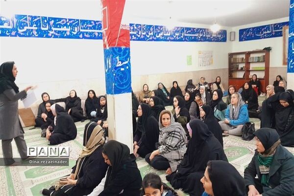 برگزاری جلسه انجمن‌ اولیا و مشاور خانواده در مدرسه شهدای‌ هسته‌ای ‌قرچک