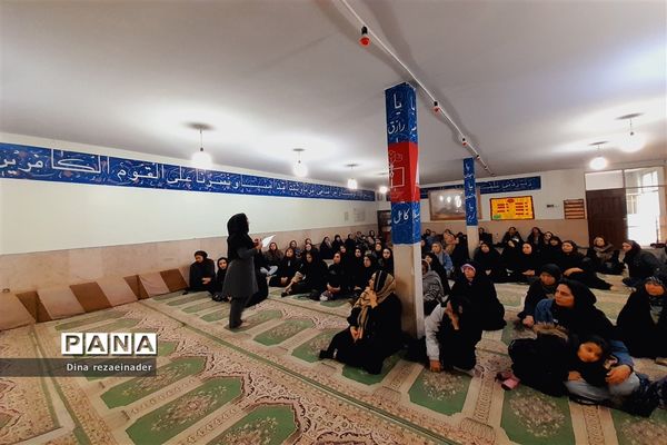 برگزاری جلسه انجمن‌ اولیا و مشاور خانواده در مدرسه شهدای‌ هسته‌ای ‌قرچک