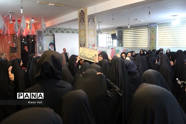 ادای احترام دانش‌آموزان دبیرستان شاهد نجمیه به شهید گمنام