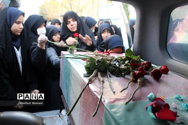 ادای احترام دانش‌آموزان دبیرستان شاهد نجمیه به شهید گمنام