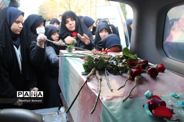 ادای احترام دانش‌آموزان دبیرستان شاهد نجمیه به شهید گمنام