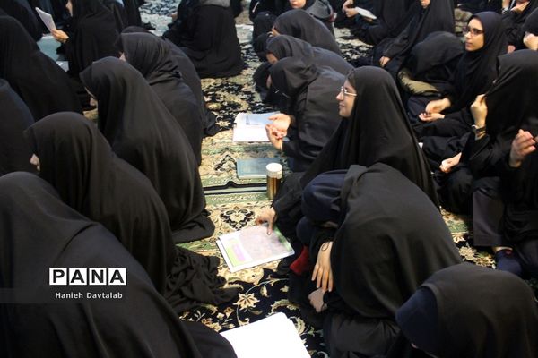 ادای احترام دانش‌آموزان دبیرستان شاهد نجمیه به شهید گمنام