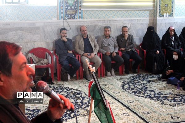 ادای احترام دانش‌آموزان دبیرستان شاهد نجمیه به شهید گمنام