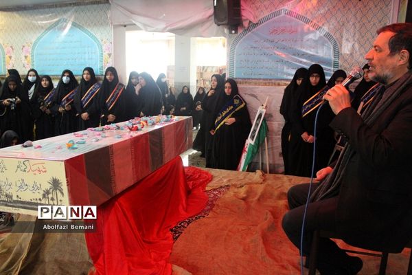ادای احترام دانش‌آموزان دبیرستان شاهد نجمیه به شهید گمنام