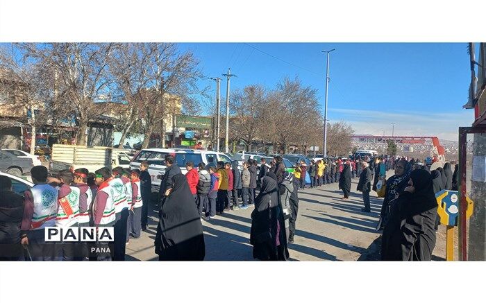 زنجیره انسانی دانش‌آموزان دهه نودی در استقبال از شهید گمنام