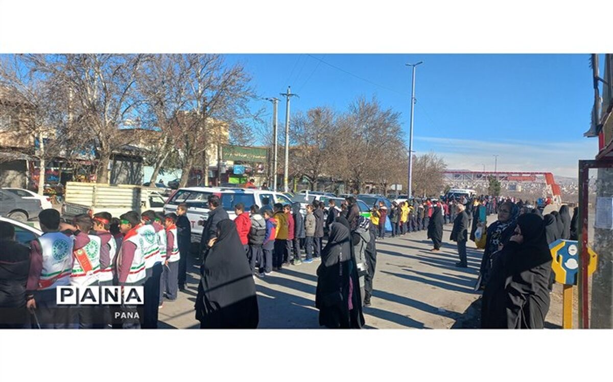 زنجیره انسانی دانش‌آموزان دهه نودی در استقبال از شهید گمنام
