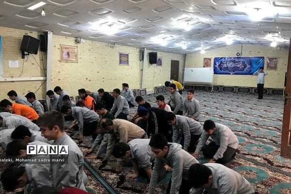 حضور پرشور دانش‌آموزان در نماز جماعت مدارس ناحیه 2 شهرری