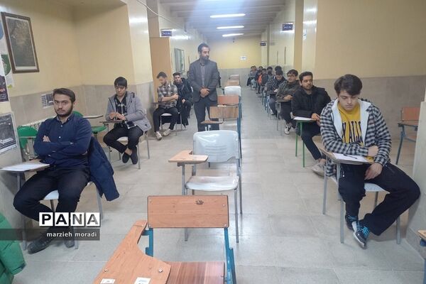 بازدید مدیر آموزش و پرورش بهارستان 2 از حوزه امتحانات