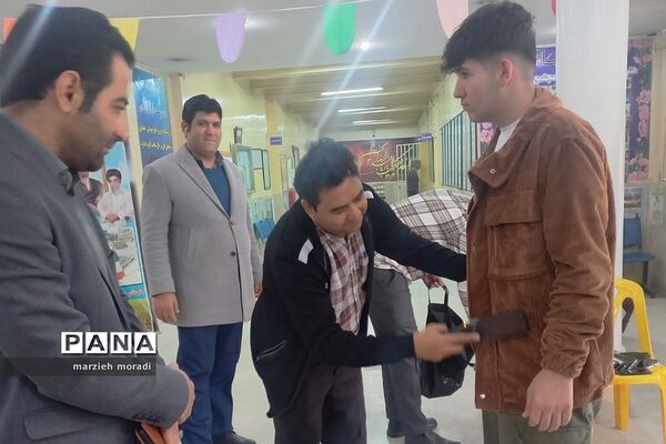 بازدید مدیر آموزش و پرورش بهارستان 2 از حوزه امتحانات