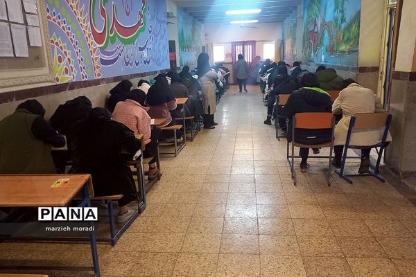 بازدید مدیر آموزش و پرورش بهارستان 2 از حوزه امتحانات