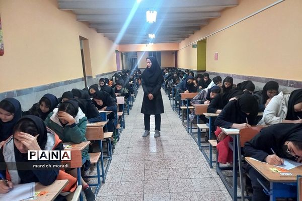 بازدید مدیر آموزش و پرورش بهارستان 2 از حوزه امتحانات