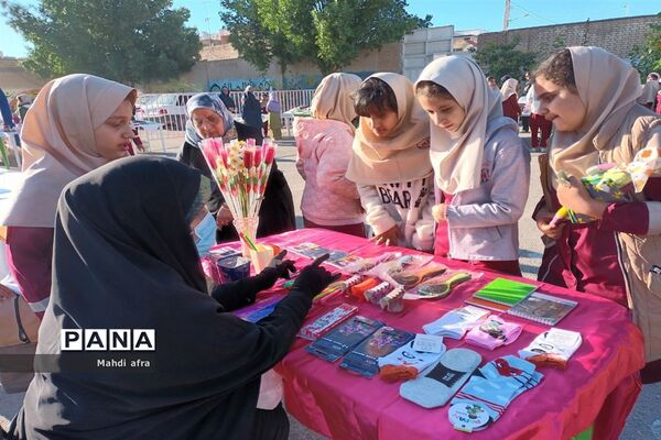 بازارچه همدلی در دبستان آزاده بهبهان
