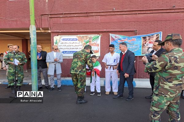 آیین تجلیل از دانش‌آموز رباط‌کریمی و صاحب مدال طلای جهان در مسابقات کاراته ۲۰۲۳ گرجستان