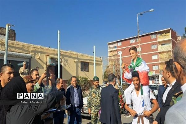 آیین تجلیل از دانش‌آموز رباط‌کریمی و صاحب مدال طلای جهان در مسابقات کاراته ۲۰۲۳ گرجستان