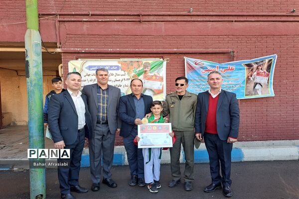 آیین تجلیل از دانش‌آموز رباط‌کریمی و صاحب مدال طلای جهان در مسابقات کاراته ۲۰۲۳ گرجستان