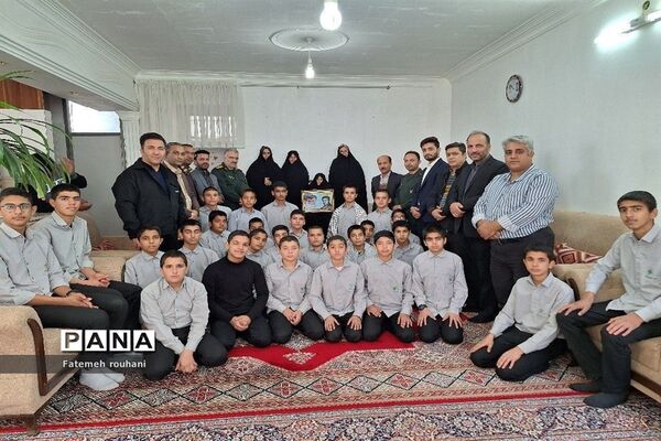 ‌مراسم تکریم از مادر شهید در خلیل‌آباد