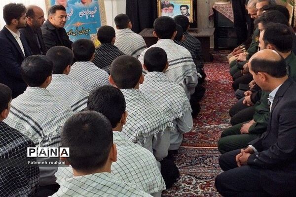 ‌مراسم تکریم از مادر شهید در خلیل‌آباد