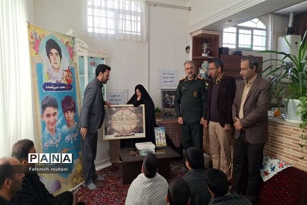 ‌مراسم تکریم از مادر شهید در خلیل‌آباد