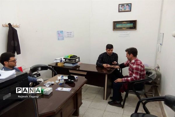 انجام آزمایش غربالگری قند و فشار خون در ادارات شهرستان مه ولات