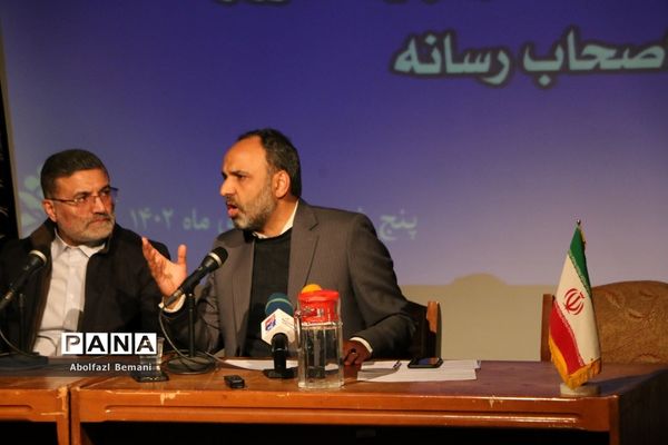 نشست صمیمی معاون وزیر ارشاد با مدیران رسانه ها در قم