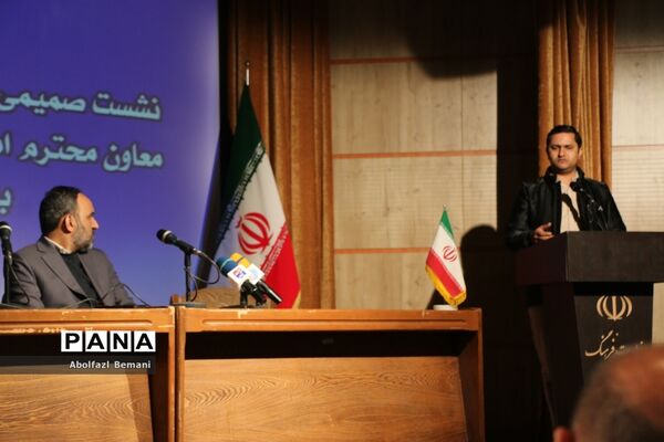 نشست صمیمی معاون وزیر ارشاد با مدیران رسانه ها در قم