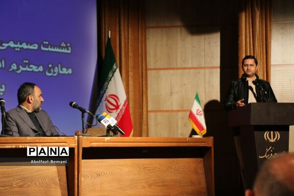 نشست صمیمی معاون وزیر ارشاد با مدیران رسانه ها در قم