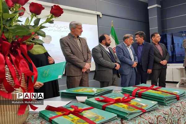 آیین تجلیل از پژوهشگران برتر سال ۱۴۰۲-۱۴۰۱ در آموزش و پرورش ناحیه ۶ مشهد