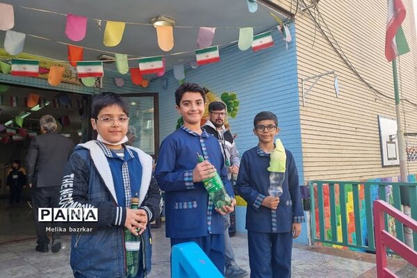 مسابقه موشک‌های آبی در دبستان پانزده خرداد ناحیه دو شهرری