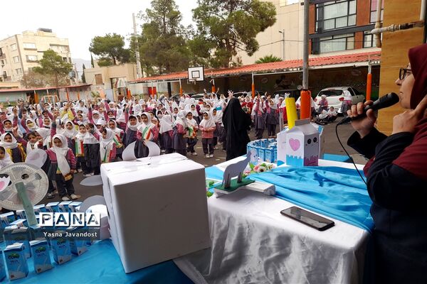 ‌توزیع شیر رایگان در دبستان امام جعفر صادق(ع) ناحیه ۳ شیراز