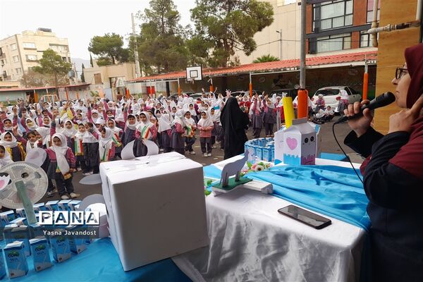 ‌توزیع شیر رایگان در دبستان امام جعفر صادق(ع) ناحیه ۳ شیراز