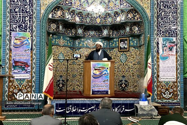 حضور پرشور دانش‌آموزان پسر در نماز جمعه هفته بصیرت