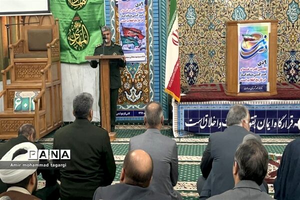 حضور پرشور دانش‌آموزان پسر در نماز جمعه هفته بصیرت