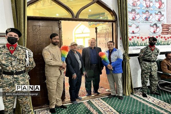 حضور پرشور دانش‌آموزان پسر در نماز جمعه هفته بصیرت