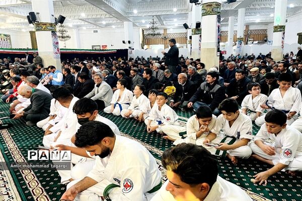 حضور پرشور دانش‌آموزان پسر در نماز جمعه هفته بصیرت