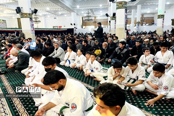 حضور پرشور دانش‌آموزان پسر در نماز جمعه هفته بصیرت