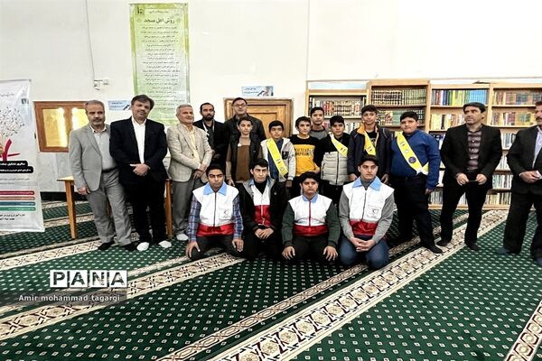 حضور پرشور دانش‌آموزان پسر در نماز جمعه هفته بصیرت