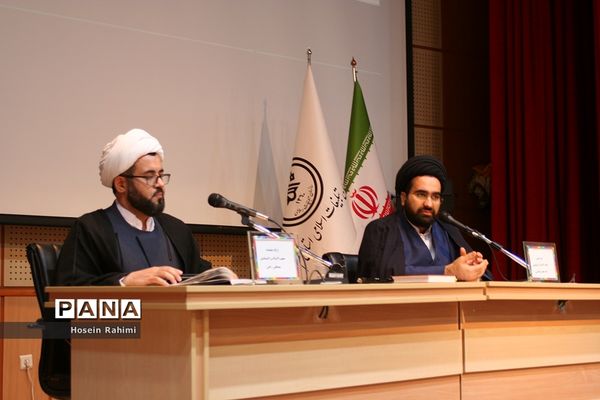 نشست تخصصی «بایدها و نبایدهای حضور نوجوان در فضای مجازی» در قم