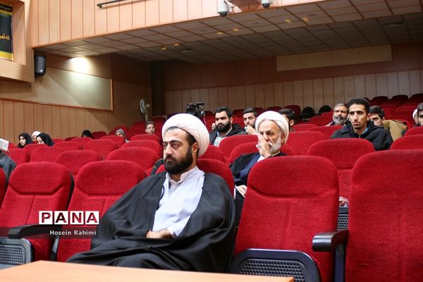 نشست تخصصی «بایدها و نبایدهای حضور نوجوان در فضای مجازی» در قم