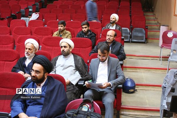 نشست تخصصی «بایدها و نبایدهای حضور نوجوان در فضای مجازی» در قم
