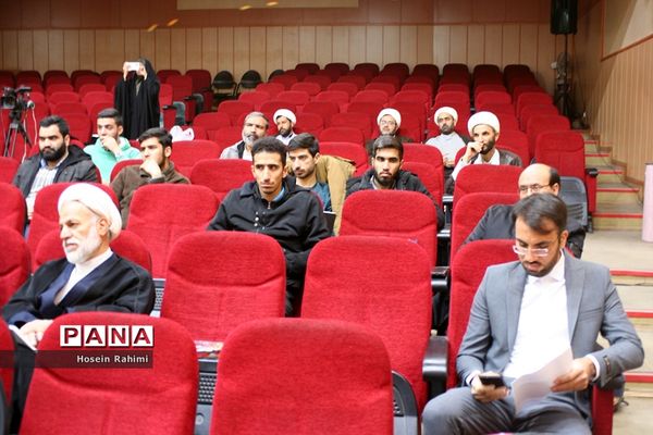 نشست تخصصی «بایدها و نبایدهای حضور نوجوان در فضای مجازی» در قم