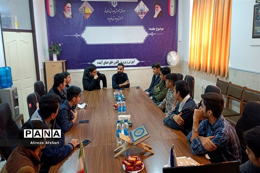 نشست هم‌اندیشی جانشینان بسیج دانش‌آموزی مدارس ناحیه چهار قم