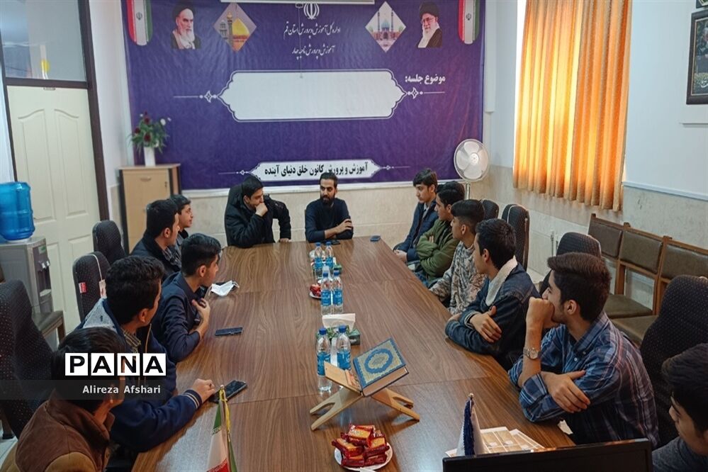 نشست هم‌اندیشی جانشینان بسیج دانش‌آموزی مدارس ناحیه چهار قم