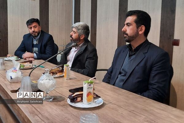 نشست بصیرتی همکاران اداری مدیریت آموزش و پرورش دماوند به‌مناسبت سالروز حماسه ۹ دی «روز میثاق با ولایت»
