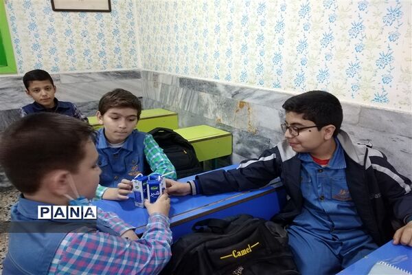 توزیع منظم شیر در مدارس  درمدارس ناحیه ٧ مشهد مقدس