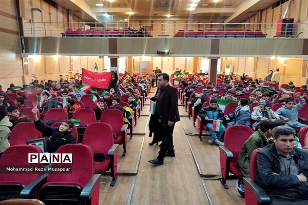 ‌مراسم دهه بصیرت ویژه دانش‌آموزان پسر در سالن شهید‌طحانی ملارد